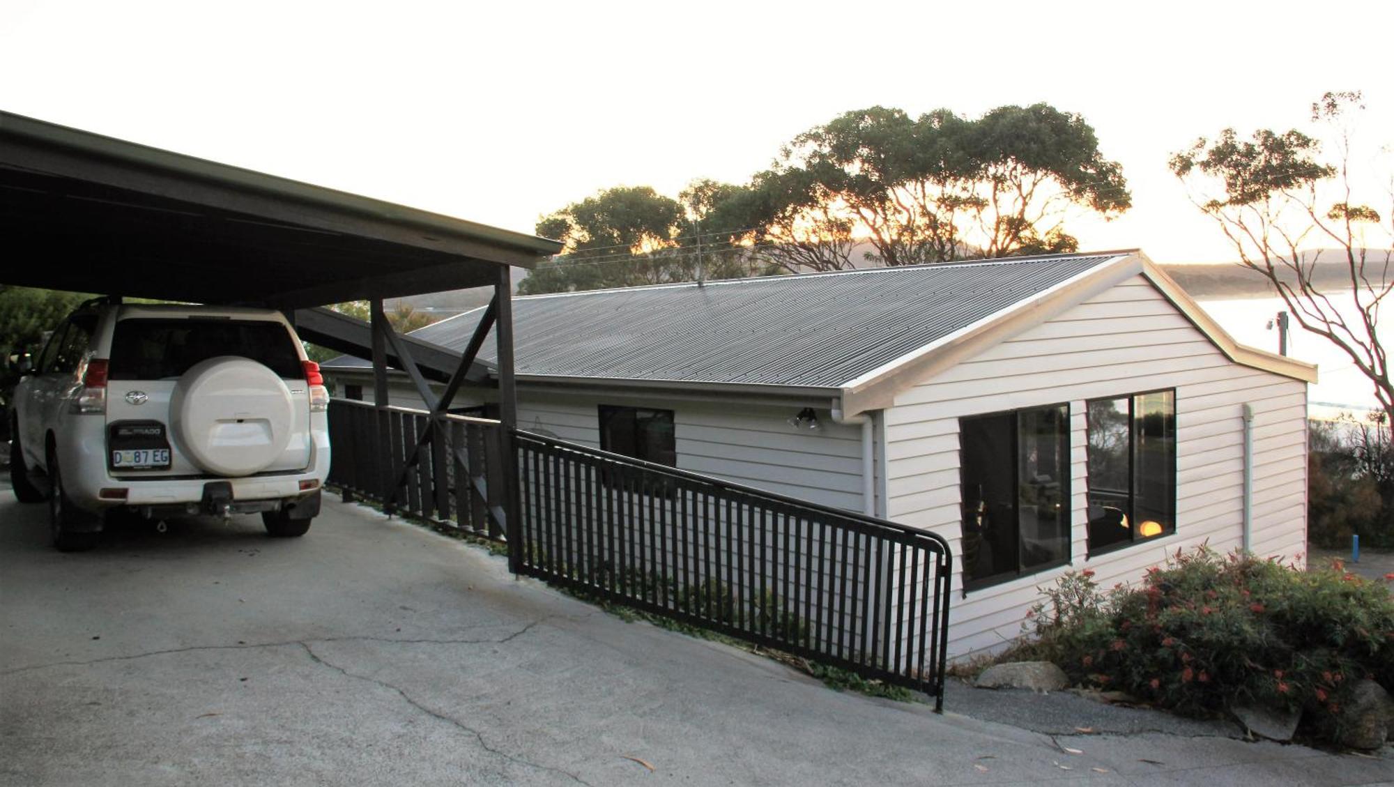 Kingfisher Cottage Beachfront At The Binalong Bay エクステリア 写真