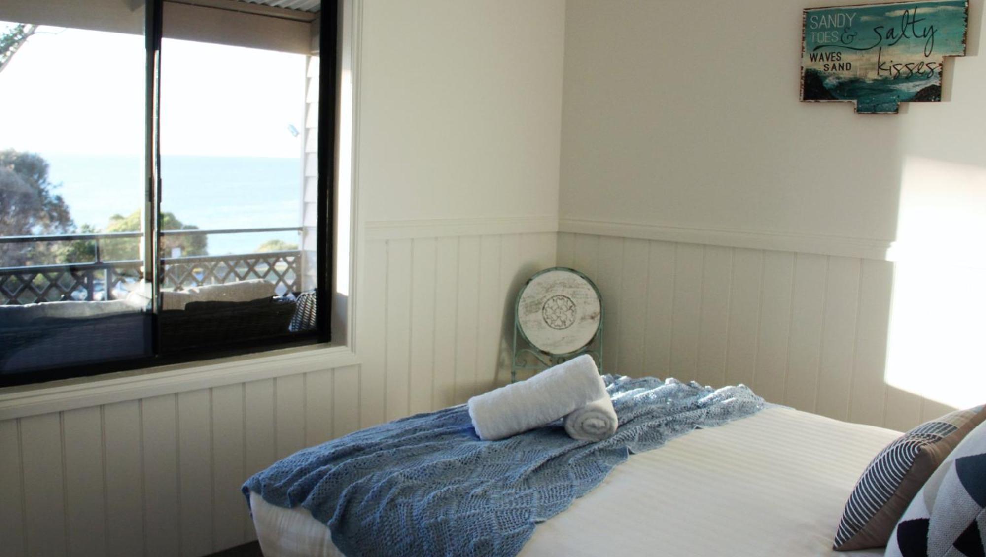 Kingfisher Cottage Beachfront At The Binalong Bay エクステリア 写真