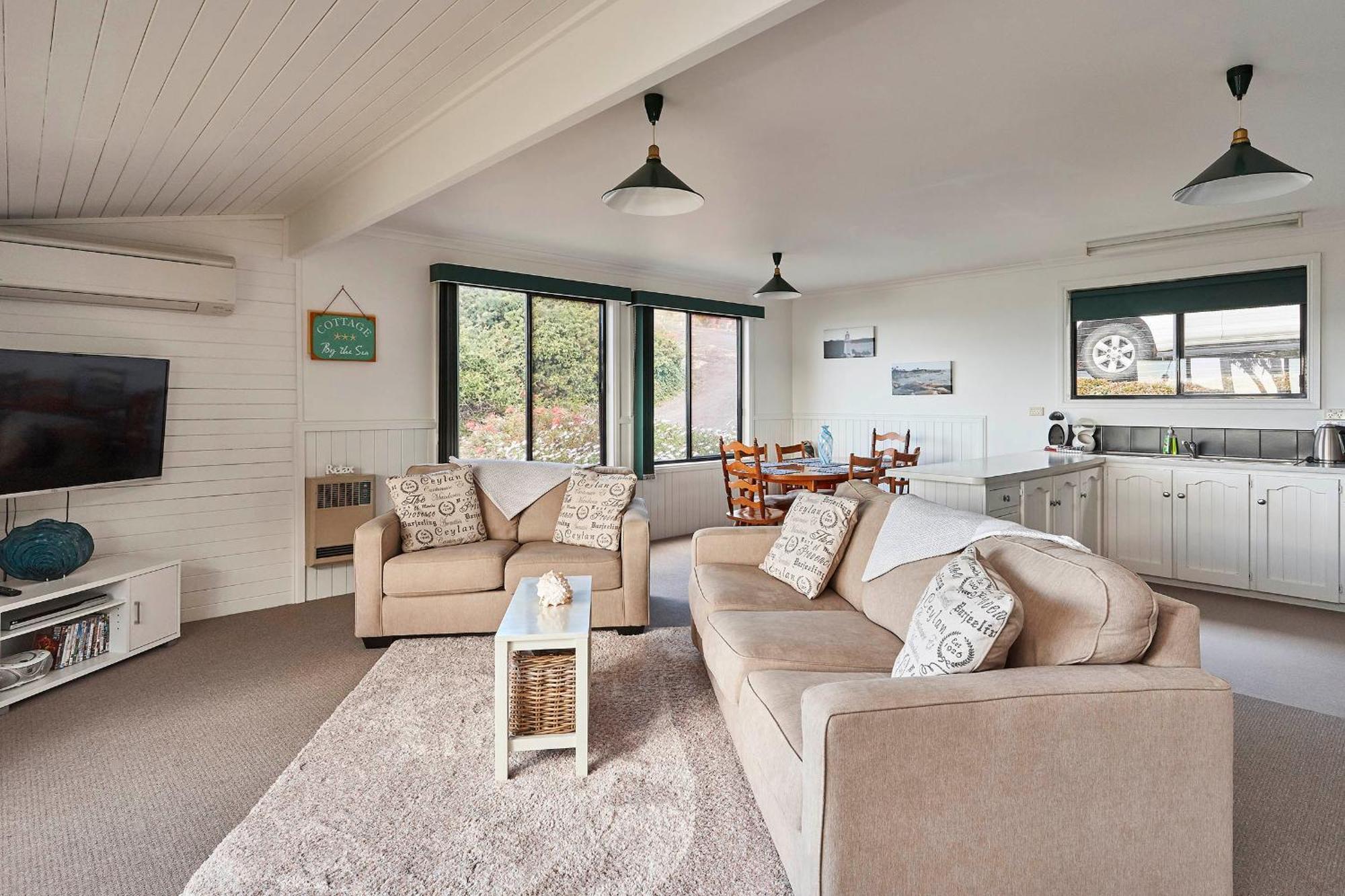 Kingfisher Cottage Beachfront At The Binalong Bay エクステリア 写真