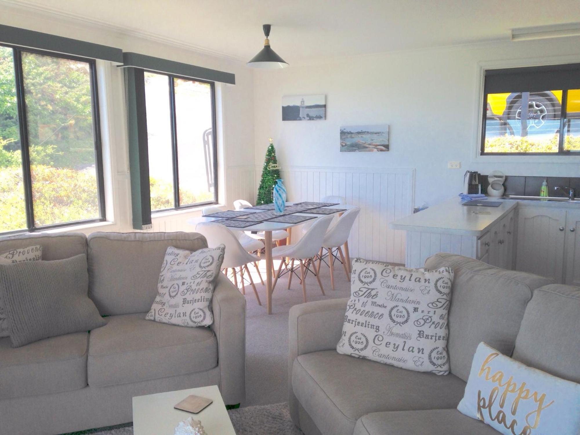 Kingfisher Cottage Beachfront At The Binalong Bay エクステリア 写真