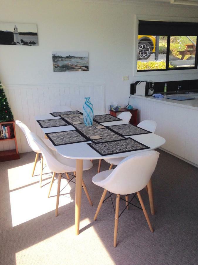 Kingfisher Cottage Beachfront At The Binalong Bay エクステリア 写真